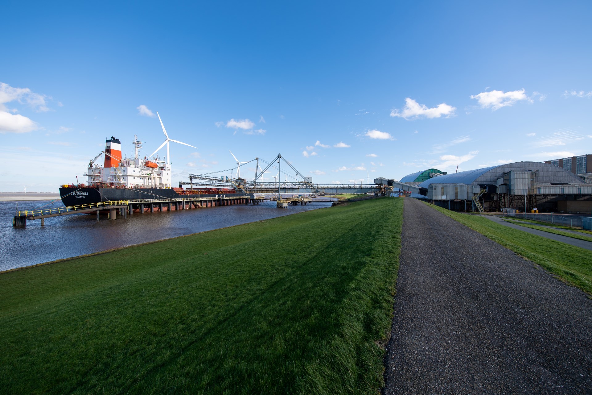 World’s first newly built hydrogen-powered  barge to transport salt